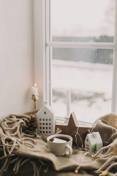 Casa Accogliente Nel Giorno Nevoso Calda Tazza Candele Luci Casette — Foto Stock