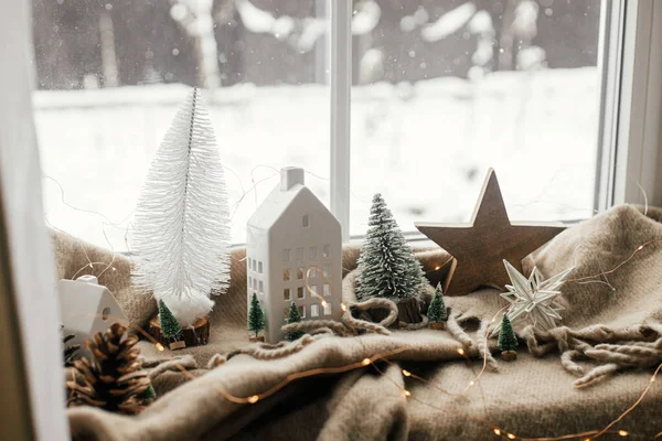 Karácsonyi Csendélet Téli Hygge Haza Stílusos Karácsonyi Dekorációk Fények Kis — Stock Fotó