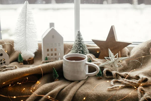 Weihnachtsstillleben Winterhygge Nach Hause Warme Tasse Tee Weihnachtsdekoration Lichter Häuschen — Stockfoto