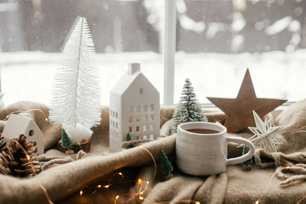 Ζεστό Φλιτζάνι Τσάι Χριστουγεννιάτικα Στολίδια Φώτα Μικρό Σπίτι Αστέρι Ζεστή — Φωτογραφία Αρχείου
