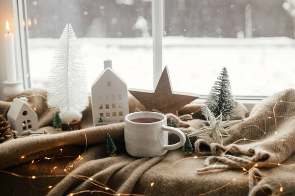 Winterhygge Weihnachtsstillleben Warme Tasse Tee Weihnachtsdekoration Lichter Häuschen Stern Auf — Stockfoto