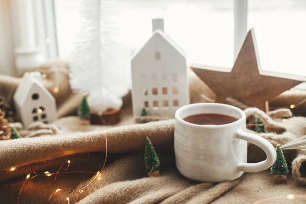 Weihnachtsstillleben Winterhygge Nach Hause Warme Tasse Tee Weihnachtsdekoration Lichter Häuschen — Stockfoto