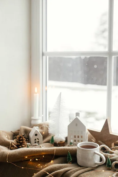 Xícara Quente Chá Decorações Natal Luzes Pequena Casa Estrela Cobertor — Fotografia de Stock