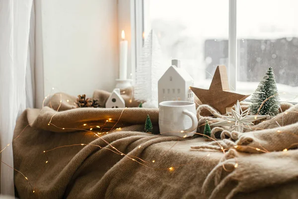 Meleg Csésze Tea Karácsonyi Dekoráció Fények Kis Ház Csillag Kényelmes — Stock Fotó