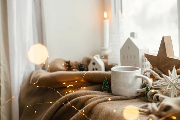 Warme Tasse Tee Weihnachtsdekoration Lichter Häuschen Stern Auf Kuscheliger Decke — Stockfoto