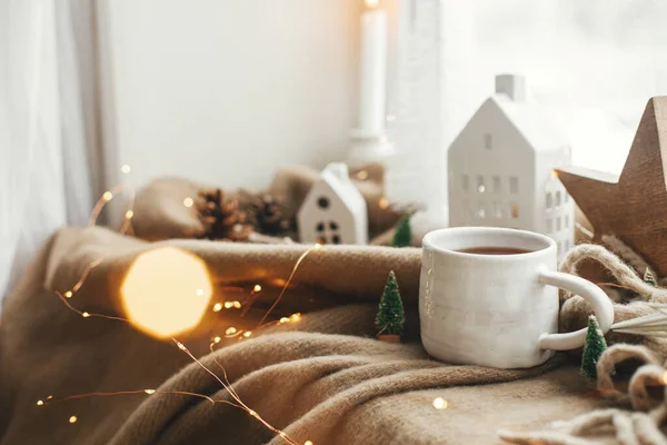 Téli Hidegrázás Karácsony Csendélet Meleg Csésze Tea Karácsonyi Dekoráció Fények — Stock Fotó