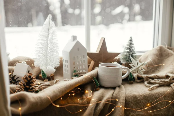 Meleg Csésze Tea Karácsonyi Dekoráció Fények Kis Ház Csillag Kényelmes — Stock Fotó