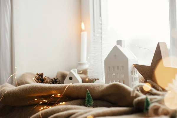 Hígge Inverno Árvore Natal Elegante Luzes Pequena Casa Estrela Madeira — Fotografia de Stock
