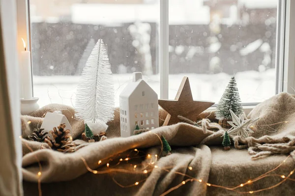 Bodegón Navidad Acogedora Casa Invierno Elegantes Decoraciones Navidad Árbol Luces —  Fotos de Stock