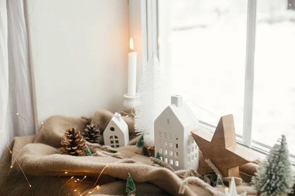 冬天的土拨鼠别致的圣诞树 小房子 还有窗台上舒适的毯子上的木星 圣诞快乐 大气丑闻鸟类的情绪舒适的家 — 图库照片