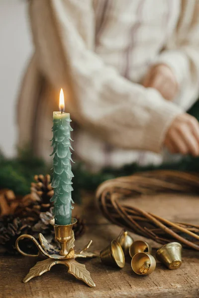 Κομψό Χριστουγεννιάτικο Κερί Έλατο Και Χρυσά Κουδούνια Στο Φόντο Της — Φωτογραφία Αρχείου