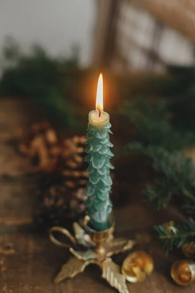 Κομψό Χριστουγεννιάτικο Κερί Έλατο Και Χρυσά Κουδούνια Στο Φόντο Της — Φωτογραφία Αρχείου