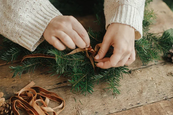 Weihnachtskranz Basteln Frauenhände Halten Samtband Und Kranz Auf Rustikalem Holztisch — Stockfoto