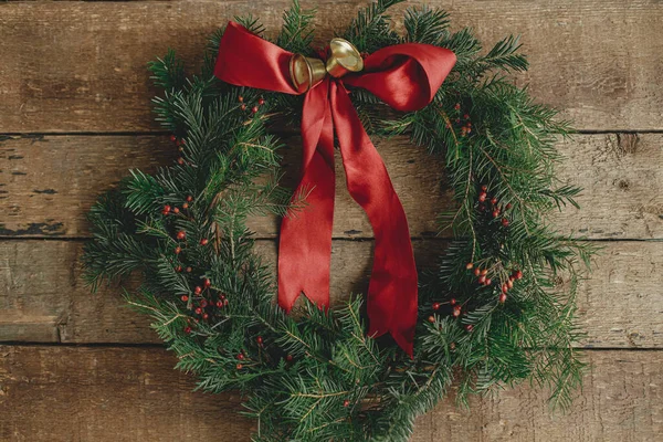 Weihnachtskranz Flach Liegen Stilvoller Weihnachtskranz Mit Roter Schleife Roten Beeren — Stockfoto