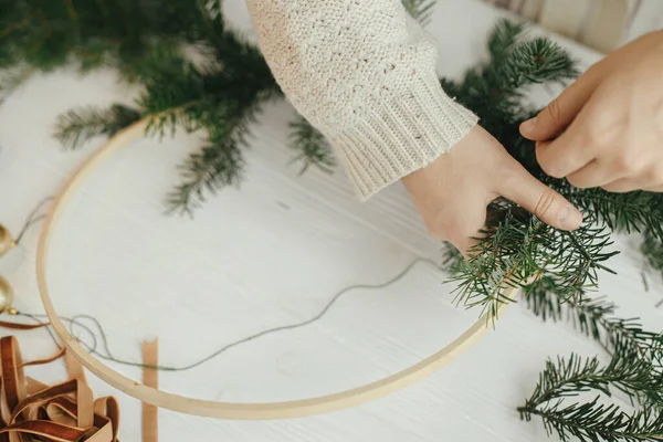 Жінка Тримає Ялинкові Гілки Робить Сучасний Різдвяний Вінок Білому Дерев — стокове фото