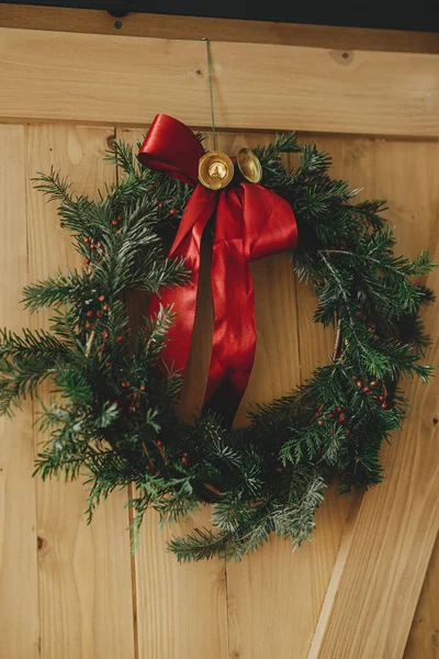 Grinalda Natal Elegante Com Fita Vermelha Sinos Dourados Pendurados Porta — Fotografia de Stock