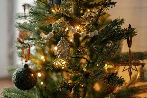 圣诞树 有古色古香的灌木和金色的灯光 在喜庆的房间里 装饰着时髦装饰品的现代圣诞树枝条紧贴在一起 寒假准备 大气时间 — 图库照片