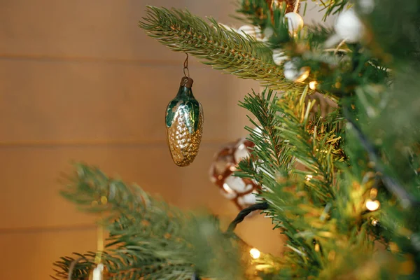 Χριστουγεννιάτικο Δέντρο Vintage Μπιχλιμπίδια Και Χρυσά Φώτα Μοντέρνα Διακοσμημένα Κλαδιά — Φωτογραφία Αρχείου