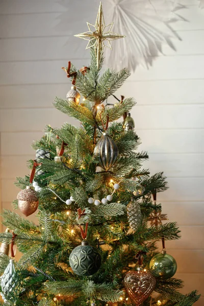 古色古香的灌木和金色的彩灯组成的别致的圣诞圣诞树 现代装饰圣诞树与古老的装饰品在节日丑闻的鸟类房间 寒假准备 — 图库照片