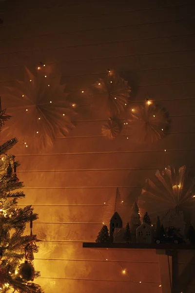 Χριστουγεννιάτικα Αστέρια Φωτίζονται Χρυσά Φώτα Στον Τοίχο Στο Δωμάτιο Βράδυ — Φωτογραφία Αρχείου