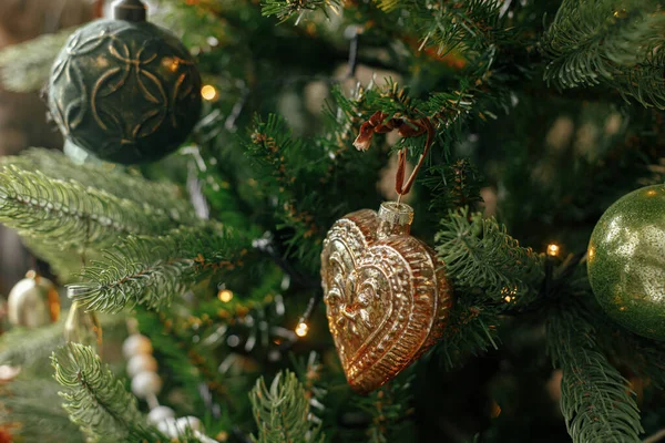 Árbol Navidad Con Adornos Vintage Luces Doradas Cerca Modernas Ramas —  Fotos de Stock