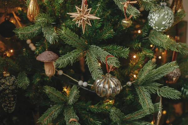 Χριστουγεννιάτικο Δέντρο Vintage Μπιχλιμπίδια Και Χρυσά Φώτα Κοντά Μοντέρνα Διακοσμημένα — Φωτογραφία Αρχείου