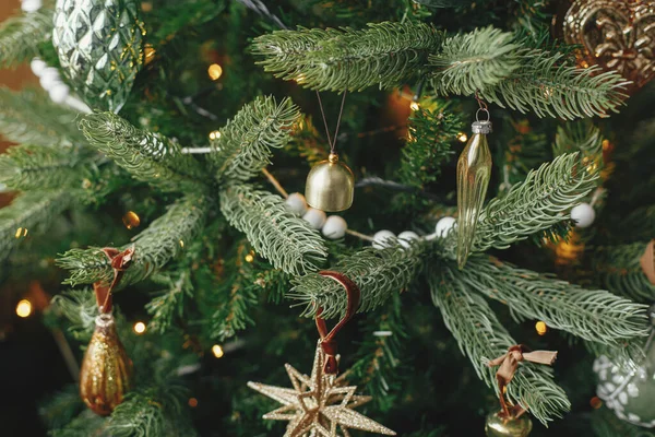 Árbol Navidad Con Adornos Vintage Luces Doradas Cerca Modernas Ramas — Foto de Stock
