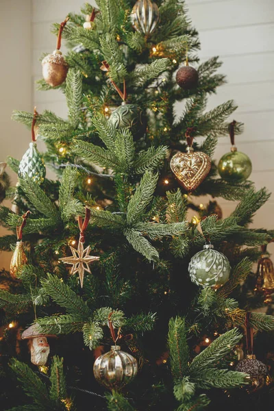 Stylový Vánoční Stromek Ozdobnými Ozdobami Zlatými Světly Moderní Zdobený Vánoční — Stock fotografie