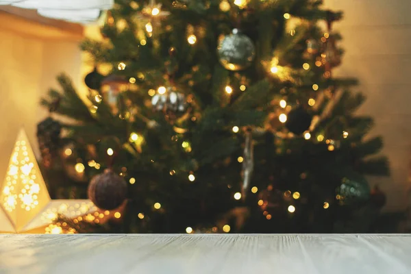Mesa Madeira Perto Fundo Árvore Natal Com Bokeh Luzes Douradas — Fotografia de Stock