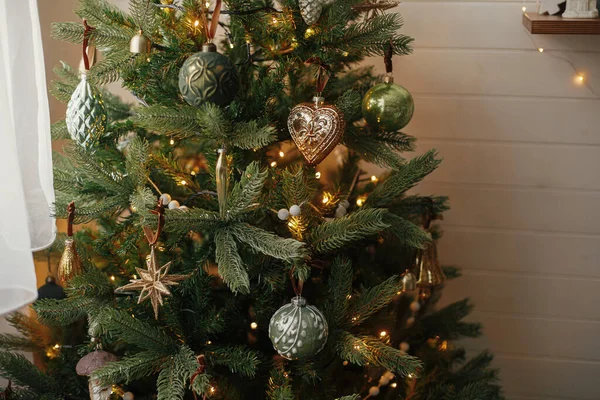 Kaliteli Mücevherleri Altın Işıklarıyla Noel Ağacı Kapanıyor Modern Dekore Edilmiş — Stok fotoğraf