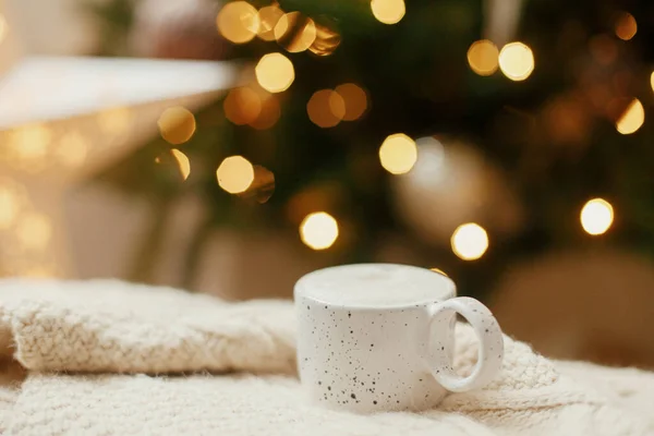 Ατμοσφαιρικός Χειμώνας Ζεστό Φλιτζάνι Καφέ Στο Φόντο Του Χριστουγεννιάτικου Δέντρου — Φωτογραφία Αρχείου