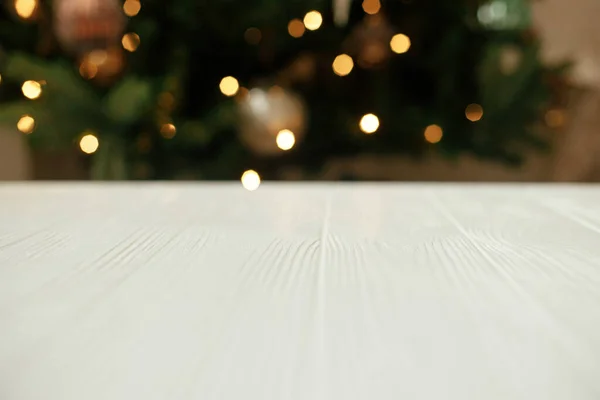 Drewniany Stół Bliska Tle Choinki Złotymi Światłami Bokeh Świąteczny Szablon — Zdjęcie stockowe