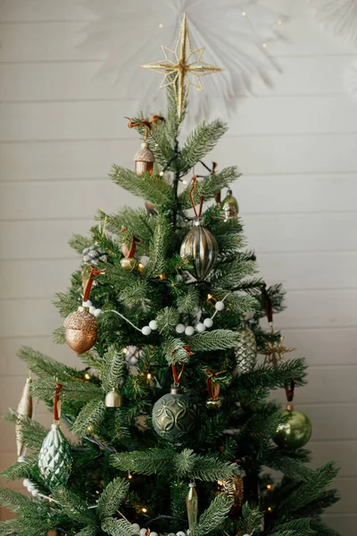 Stylish Christmas Tree Vintage Baubles Golden Lights Modern Decorated Christmas — Stock Photo, Image