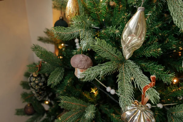 Vánoční Stromeček Ozdobnými Cetkami Zlatými Světly Zblízka Moderní Zdobené Větve — Stock fotografie