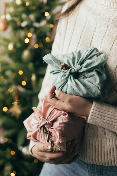Feliz Navidad Mujer Jersey Punto Sosteniendo Regalos Envueltos Tela Con —  Fotos de Stock