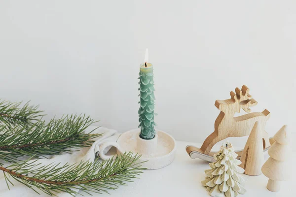 Frohe Weihnachten Und Frohe Feiertage Stilvolle Weihnachtskerze Als Tanne Holzbäume — Stockfoto