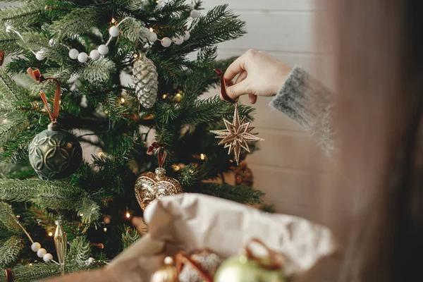 Mãos Decorando Árvore Natal Com Bugiganga Elegante Sala Festiva Atmosférica — Fotografia de Stock
