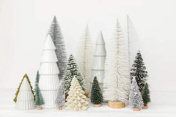 Pequenas Árvores Natal Elegantes Fundo Branco Feliz Natal Boas Festas — Fotografia de Stock