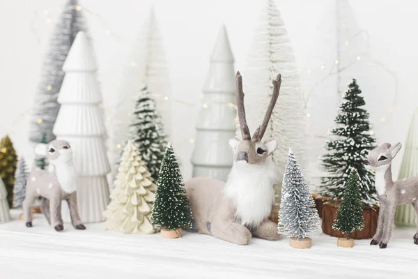 Vrolijk Kerstfeest Stijlvolle Kerstboompjes Rendierspeelgoed Een Witte Achtergrond Feestelijke Kerstscène — Stockfoto
