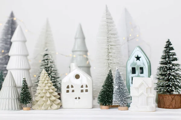 Feliz Natal Pequenas Árvores Natal Elegantes Decorações Casa Mesa Branca — Fotografia de Stock