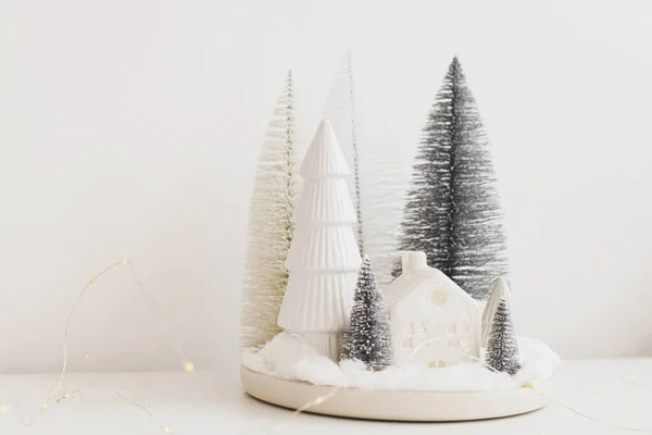 Σύγχρονη Χριστουγεννιάτικη Σκηνή Μινιατούρα Χιονισμένο Χωριό Λευκό Τραπέζι Καλά Χριστούγεννα — Φωτογραφία Αρχείου