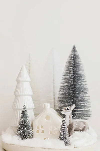 Feliz Natal Pequenas Árvores Natal Elegantes Brinquedo Rena Mesa Branca — Fotografia de Stock