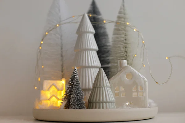 Winterhygge Gemütliche Weihnachtszauberszene Verschneites Miniaturdorf Mit Lichtern Stilvolle Kleine Weihnachtsbäume — Stockfoto