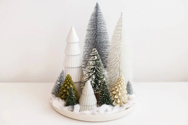 Pequenas Árvores Natal Elegantes Prato Mesa Branca Cena Festiva Natal — Fotografia de Stock
