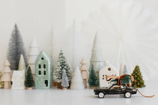 Frohe Weihnachten Und Frohe Feiertage Stilvolles Kleines Auto Das Den — Stockfoto