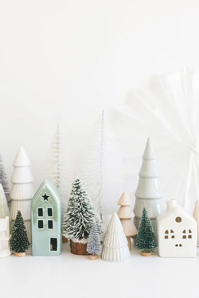 Feliz Natal Pequenas Árvores Natal Elegantes Casas Decorações Mesa Branca — Fotografia de Stock