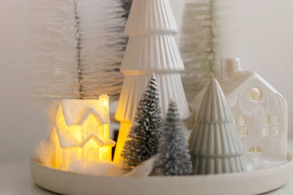 Téli Hygge Hangulatos Karácsonyi Mágikus Jelenet Miniatűr Havas Falu Fényekkel Jogdíjmentes Stock Képek