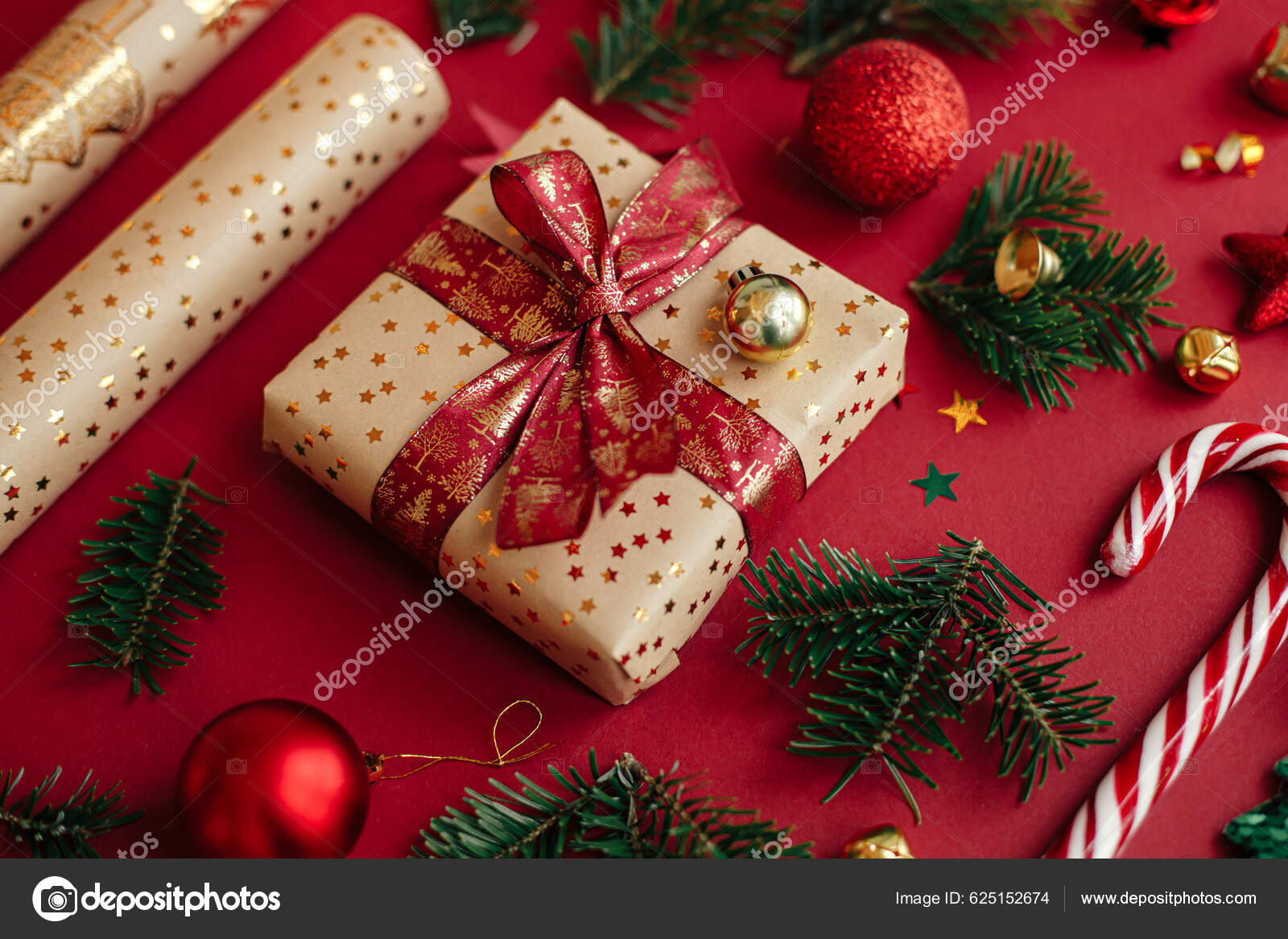 Modern Karácsonyi Kompozíció Stílusos Karácsonyi Ajándék Csomagolópapír  Fenyő Ágak Cukornád — Stock Fotó © Sonyachny #625152674