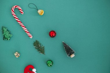 Kış tatili konsepti. Modern noel yatağı. Yeşil arka planda şık bir Noel kompozisyonu. Mutlu Noeller ve mutlu tatiller. Bayram bayrağı