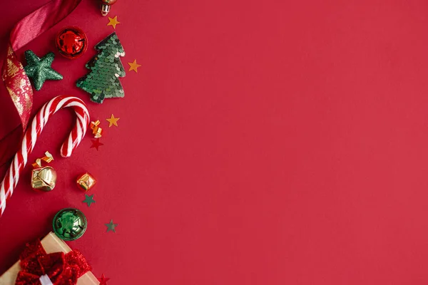 Κομψό Χριστουγεννιάτικο Δώρο Ζαχαροκάλαμο Καραμέλα Κομφετί Και Διακόσμηση Σύνορα Κόκκινο — Φωτογραφία Αρχείου